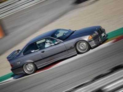 Stesso motivo che ha spinto Alberto ad accaparrarsi una Bmw 325i degli anni 90: il suo sogno nel cassetto da ragazzino